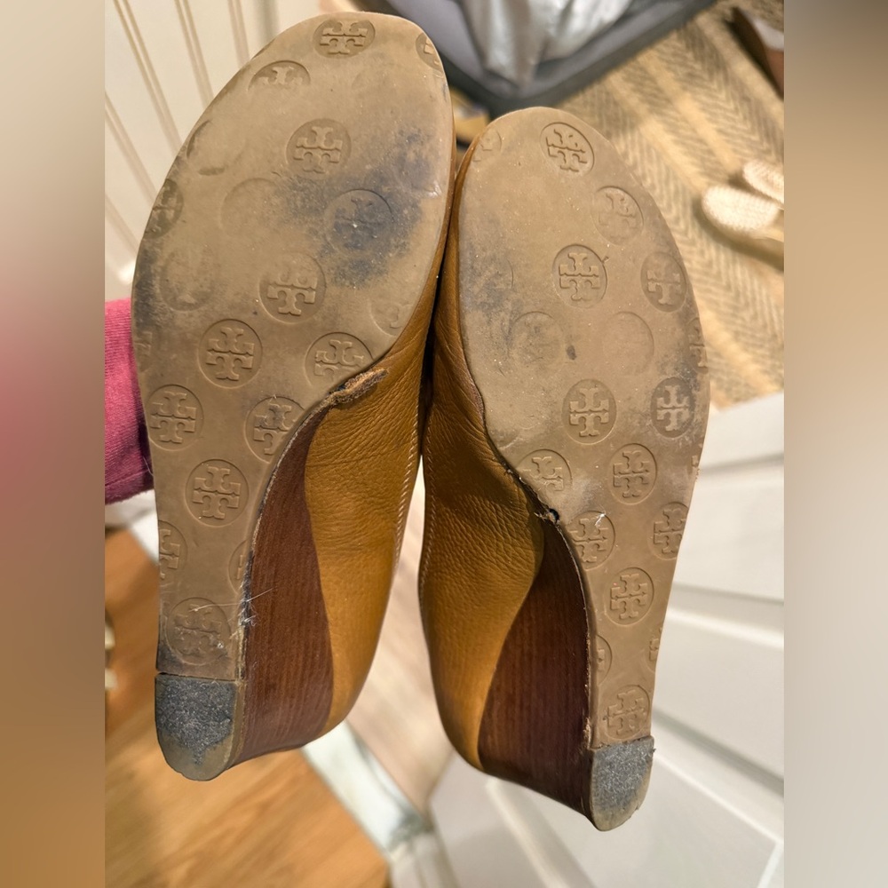 Tory Burch Sally Wedge Pebbled Leather - Tan - Picture 5 of 6
